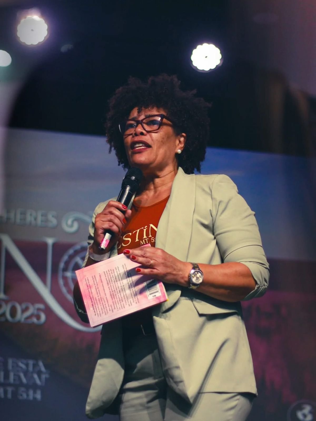 Vanusa Santos palestrando em evento para mulheres